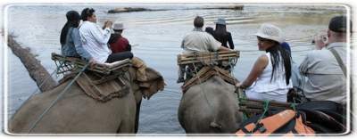 Elefantentouren Abenteuer Thailand, Four Wheel Travel veranstaltet als deutscher Expedition Tourismus Reiseveranstalter 4Wheel adventure Luxus 4x4 Reisen, Luxusreisen, Expeditionen im Dschungel als Jeep Safari mit Allrad Gelaendewagen und  Rundreisen sowie Aktivurlaub und Erlebnisreisen inkl. Dschungelcamps in Suedostasien, Indochina, Thailand und Bangkok.